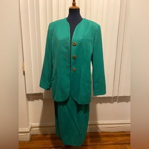 Green ladies suit: soft shoulder pads, collar-less, lined. Perfect daytime wear!
